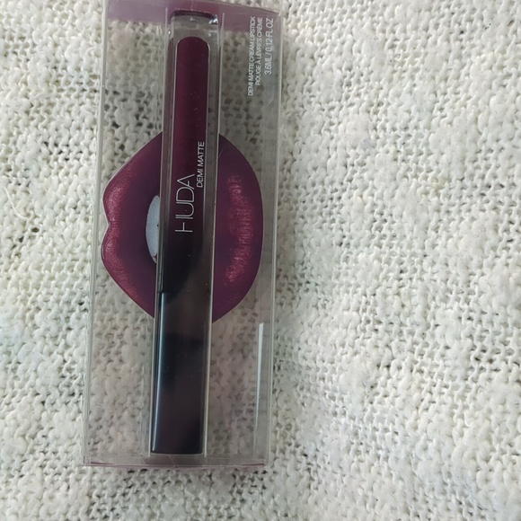 HUDA BEAUTY Demi Matte Cream Liquid Lipstick in Bawse, 3.6ml/0.12fl oz - Picture 10 of 10